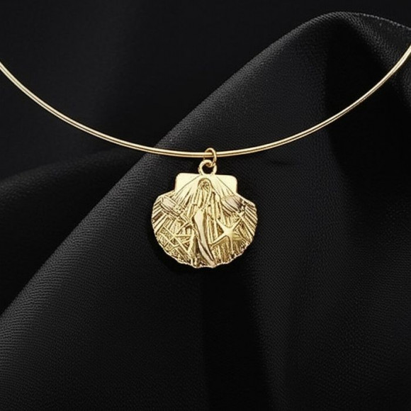 Колье-обруч золотистое с круглой гравированной подвеской 11639CJJ