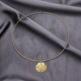 Колье-обруч золотистое с круглой гравированной подвеской 11639CJJ Колье-обруч золотистое с круглой гравированной подвеской 11639CJJ