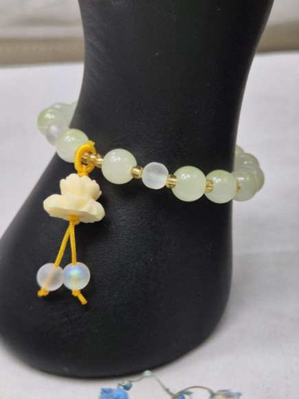 Браслет нежный жадеит с подвеской-цветком J11046CJJ