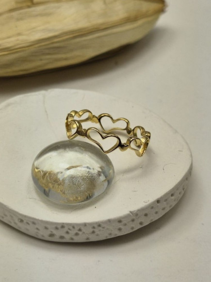 Золотистое ажурное кольцо из цепочки сердец J11121CJJ