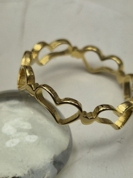 Золотистое ажурное кольцо из цепочки сердец J11121CJJ