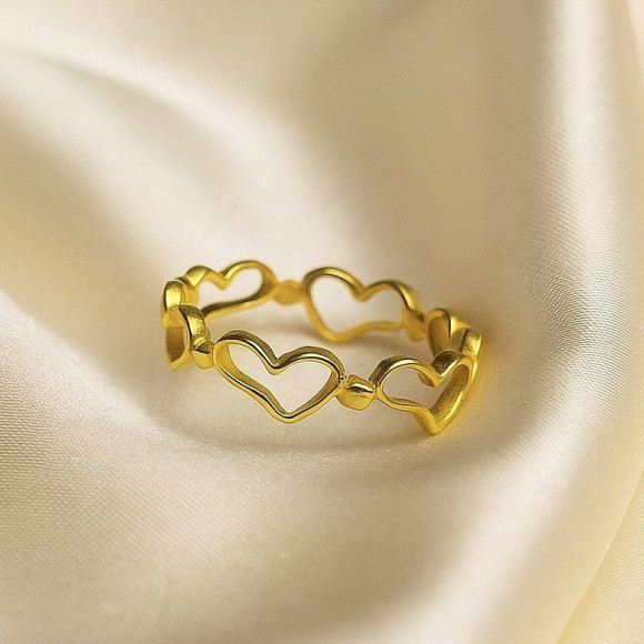 Золотистое ажурное кольцо из цепочки сердец J11121CJJ