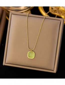 Стальная цепочка с напылением золотом кулон с зеленой вставкой J10103CJJ Стальная цепочка с напылением золотом кулон с зеленой вставкой J10103CJJ
