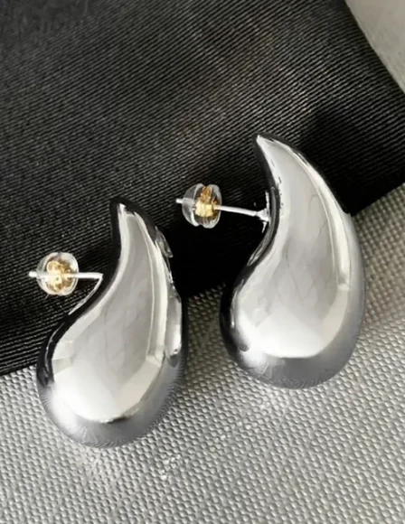 Золотистые объемные серьги-пусеты в форме капли J10059(CJJ)