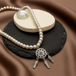 Элегантные жемчужные бусы с ловцом снов J11204CJJ Элегантные жемчужные бусы с ловцом снов J11204CJJ