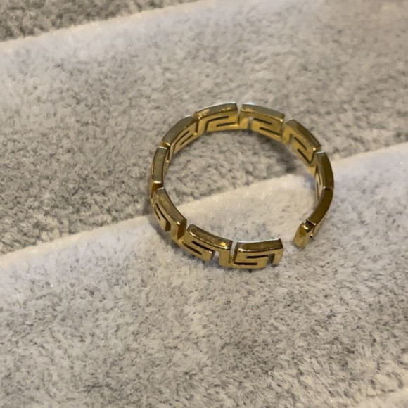 Кольцо с античным меандровым узором в золотом цвете J11126CJJ Кольцо с античным меандровым узором в золотом цвете J11126CJJ