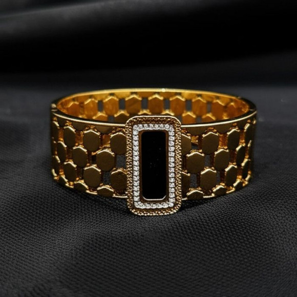 Браслет жесткий с черной эмалью и кристаллами J11469CJJ Браслет жесткий с черной эмалью и кристаллами J11469CJJ