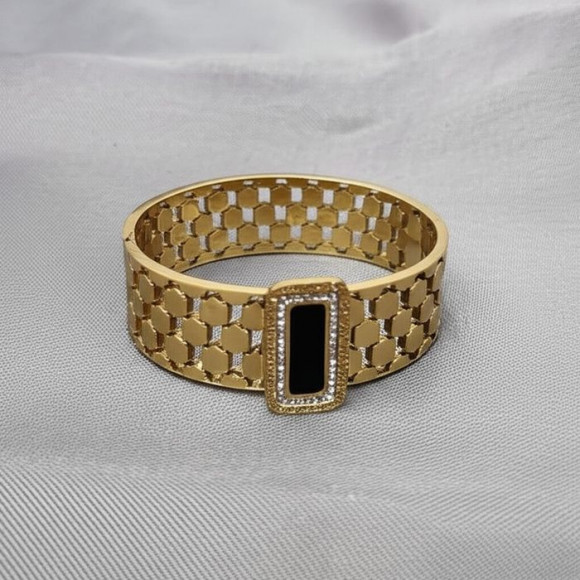 Браслет жесткий с черной эмалью и кристаллами J11469CJJ Браслет жесткий с черной эмалью и кристаллами J11469CJJ