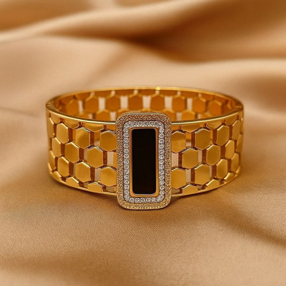 Браслет жесткий с черной эмалью и кристаллами J11469CJJ Браслет жесткий с черной эмалью и кристаллами J11469CJJ