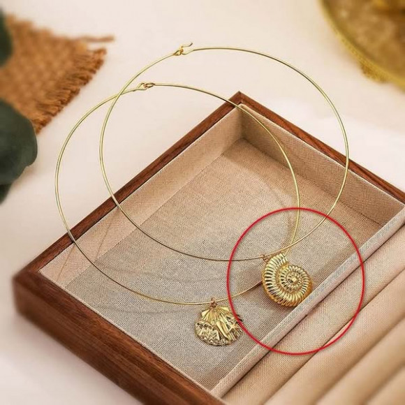 Жесткое колье золотистое с крупной ракушкой 1J11633CJJ Жесткое колье золотистое с крупной ракушкой 1J11633CJJ