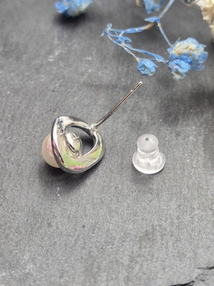 Серьги-гвоздики с жемчужиной в двойной асимметричной оправе J10713CJJ