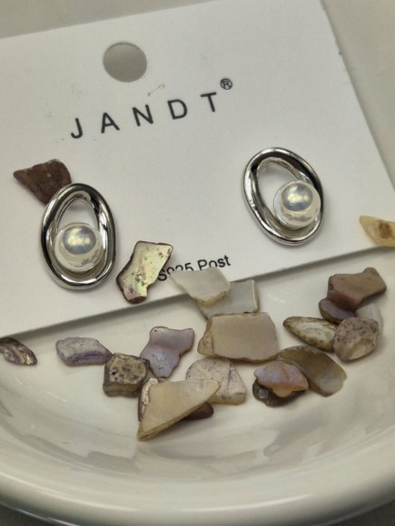 Серьги-гвоздики с жемчужиной в двойной асимметричной оправе J10713CJJ