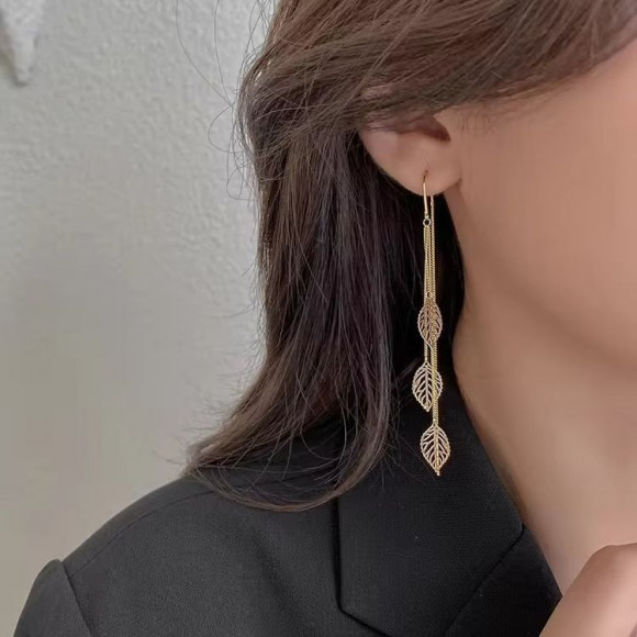 Серьги-протяжки с золотистыми листьями J10399CJJ
