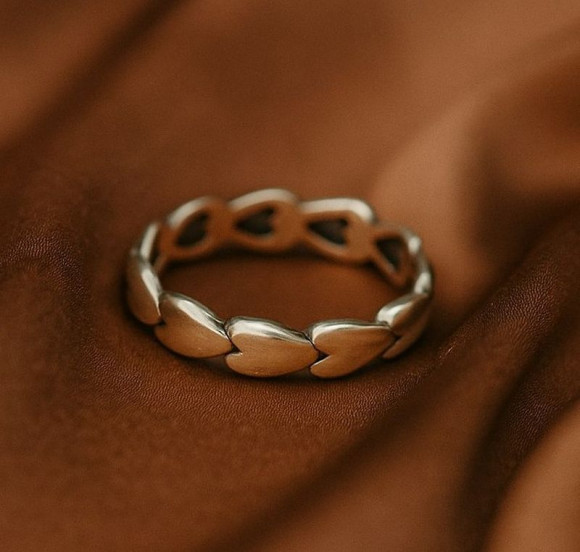 Разомкнутое кольцо из миниатюрных стальных сердец 1J12275CJJ