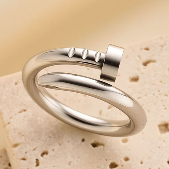 Серебристое кольцо в форме изогнутого гвоздя 1J12059CJJ Серебристое кольцо в форме изогнутого гвоздя 1J12059CJJ