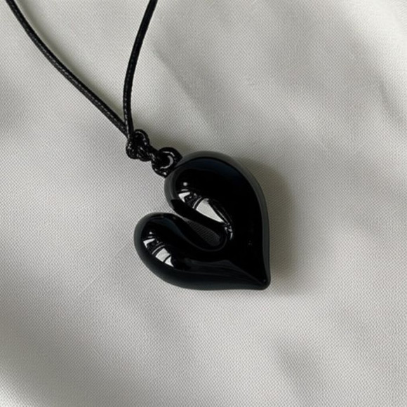 Черная длинная цепочка с подвеской-сердцем 1J11640CJJ