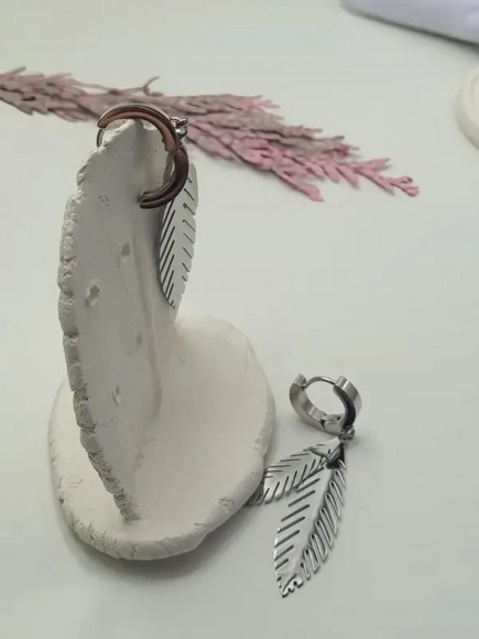 Стальные серьги-кольца с подвесками-перьями J10210CJJ