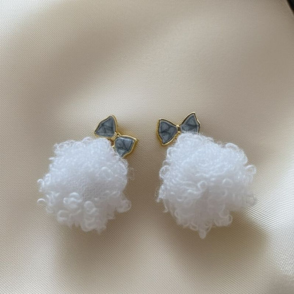 Серьги-пусеты с меховыми помпонами и бантами 1J11416CJJ