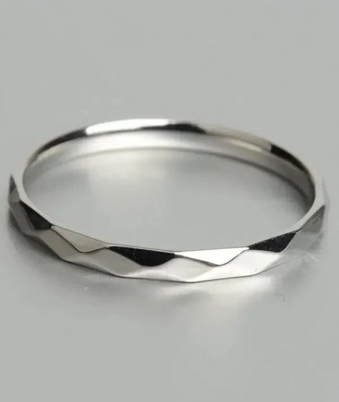 Геометричное обручальное кольцо с граненым рельефом J10196CJJ Геометричное обручальное кольцо с граненым рельефом J10196CJJ