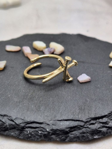 Разомкнутое кольцо в форме изогнутого гвоздя с кристаллами J11145CJJ Разомкнутое кольцо в форме изогнутого гвоздя с кристаллами J11145CJJ