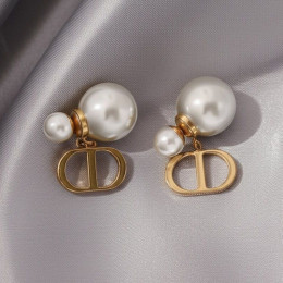 Серьги-пусеты Жемчуг с логотипом 1J11983CJJ Серьги-пусеты Жемчуг с логотипом 1J11983CJJ