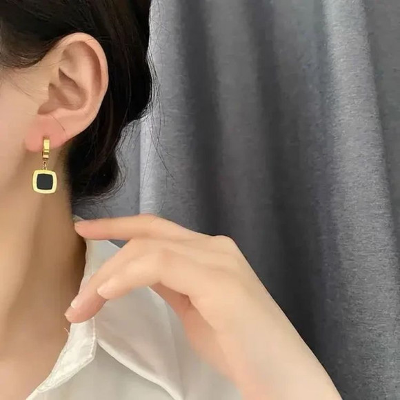 Серьги стальные с напылением золотом квадрат цифры J10149CJJ