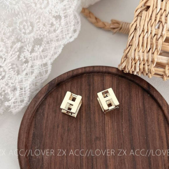 Серьги-гвоздики прямоугольные с геометрическим вырезом J10922CJJ Серьги-гвоздики прямоугольные с геометрическим вырезом J10922CJJ