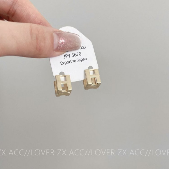 Серьги-гвоздики прямоугольные с геометрическим вырезом J10922CJJ Серьги-гвоздики прямоугольные с геометрическим вырезом J10922CJJ