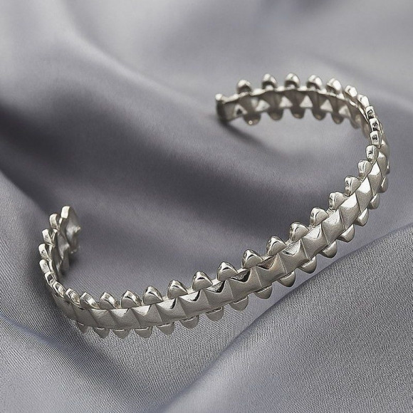 Жесткий браслет с ажурным плетением 1J12165CJJ