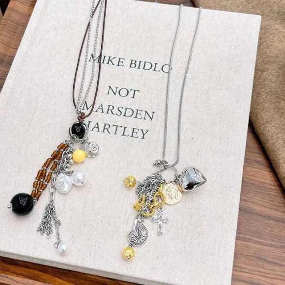 Многослойная длинная цепочка с россыпью талисманов 1J11654CJJ Многослойная длинная цепочка с россыпью талисманов 1J11654CJJ