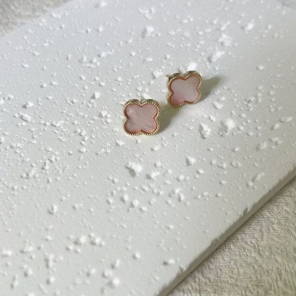 Серьги-гвоздики клевер с розовой вставкой J10931CJJ Серьги-гвоздики клевер с розовой вставкой J10931CJJ