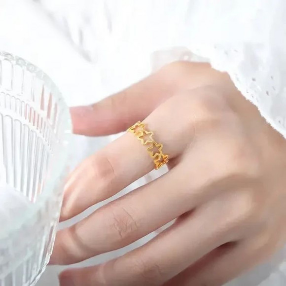 Золотистое кольцо со сквозными звездочками по всей окружности J10188CJJ Золотистое кольцо со сквозными звездочками по всей окружности J10188CJJ