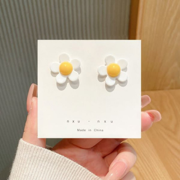 Серьги-гвоздики из пластика цветок белые лепестки J11580(в наличии в Москве) Серьги-гвоздики из пластика цветок белые лепестки J11580(в наличии в Москве)