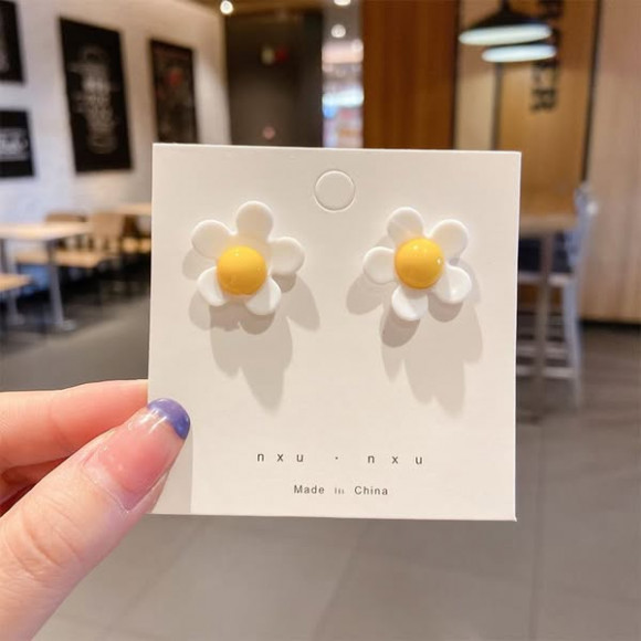 Серьги-гвоздики из пластика цветок белые лепестки J11580(в наличии в Москве) Серьги-гвоздики из пластика цветок белые лепестки J11580(в наличии в Москве)