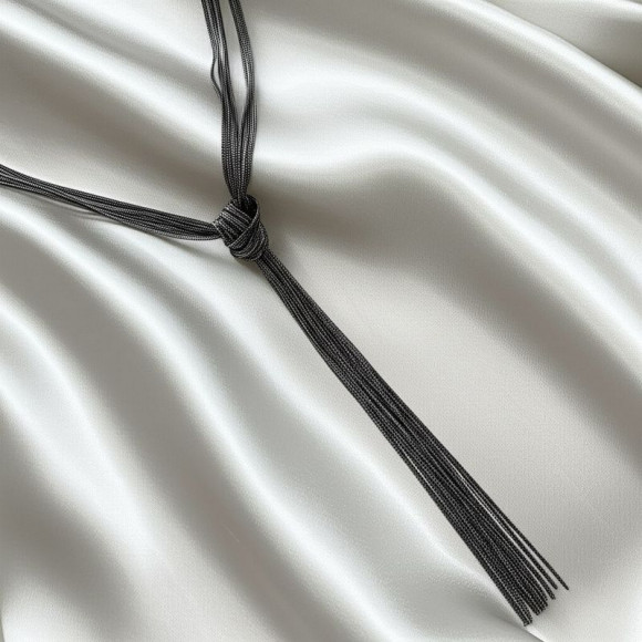 Тонкий серебристый лариат с металлическими кистями DNS11110CJJ