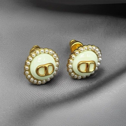 Элегантные серьги-пусеты с белой эмалью и жемчужным контуром 1J11990CJJ Элегантные серьги-пусеты с белой эмалью и жемчужным контуром 1J11990CJJ