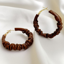 Крупные фактурные серьги-кольца конго с коричневой отделкой 1J11547CJJ Крупные фактурные серьги-кольца конго с коричневой отделкой 1J11547CJJ