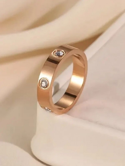 Золотистое кольцо с тремя фианитами в утопленной оправе винт J10198CJJ