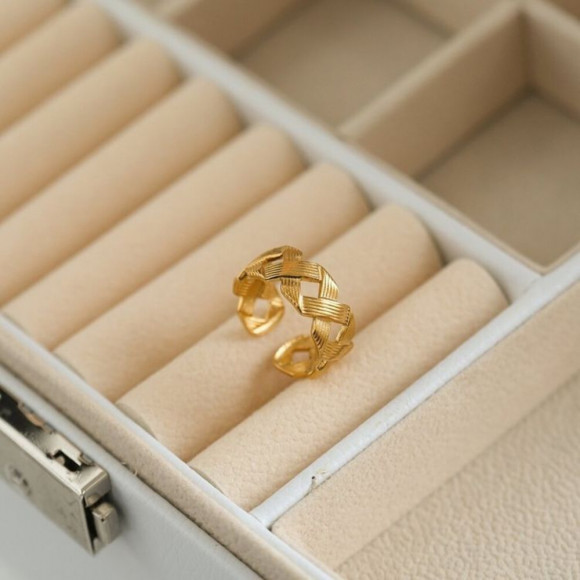 Разомкнутое кольцо с плетеным узлом в золоте J11167CJJ