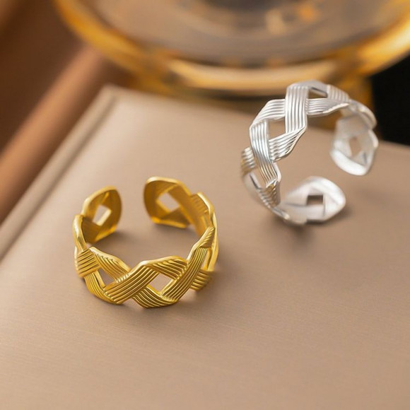 Разомкнутое кольцо с плетеным узлом в золоте J11167CJJ