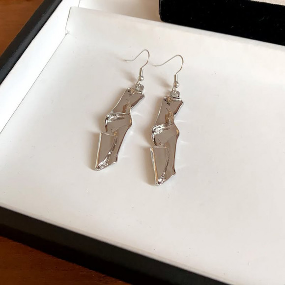 Серебристые серьги-пластины «Мятый металл» 1J11666CJJ