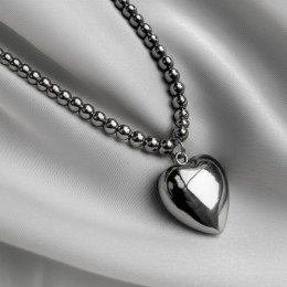 Ожерелье из стальных бусин с крупным сердцем 1J11871CJJ Ожерелье из стальных бусин с крупным сердцем 1J11871CJJ