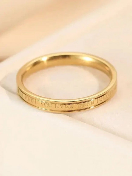 Золотистое обручальное кольцо с романтичной гравировкой и фианитом J10195CJJ