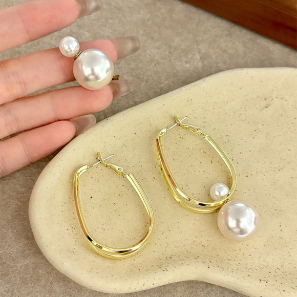 Серьги-петли с крупными жемчужными подвесками в современном стиле 1J11810CJJ Серьги-петли с крупными жемчужными подвесками в современном стиле 1J11810CJJ