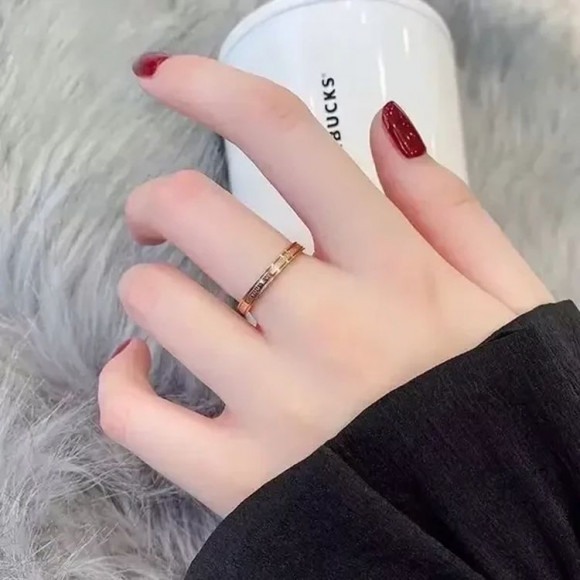 Узкое кольцо с золотым напылением и гравировкой о чувствах J10202CJJ