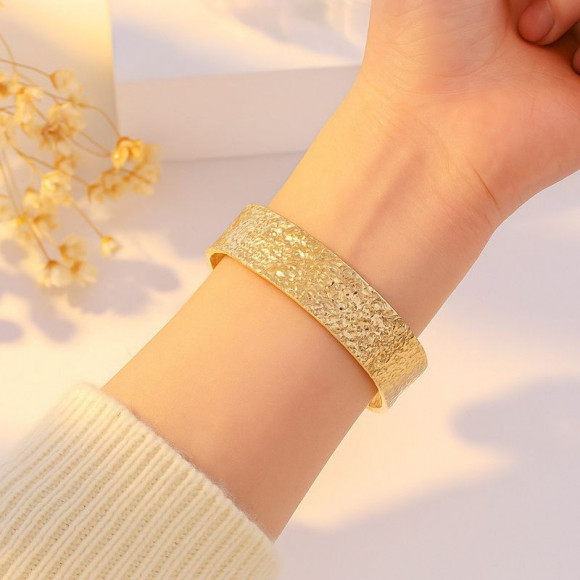 Браслет жесткий сияющий с эффектом алмазной грани 1J12205CJJ Браслет жесткий сияющий с эффектом алмазной грани 1J12205CJJ