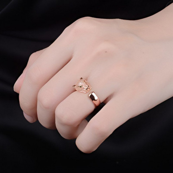 Кольцо пантера в розовом золоте с кристаллами 1J12065CJJ Кольцо пантера в розовом золоте с кристаллами 1J12065CJJ