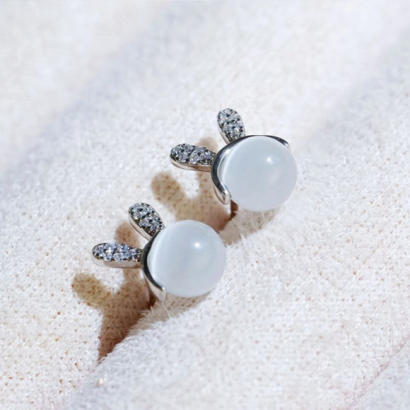 Серьги-гвоздики Зайки с жемчугом J10651CJJ Серьги-гвоздики Зайки с жемчугом J10651CJJ