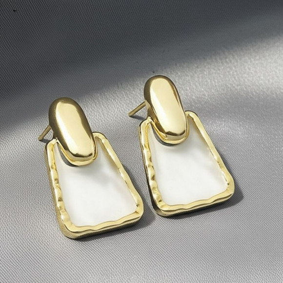 Стильные серьги-пусеты геометрические с перламутром 1J11823CJJ Стильные серьги-пусеты геометрические с перламутром 1J11823CJJ