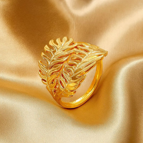 Массивное золотистое кольцо в форме переплетенных листьев 1J12371CJJ Массивное золотистое кольцо в форме переплетенных листьев 1J12371CJJ